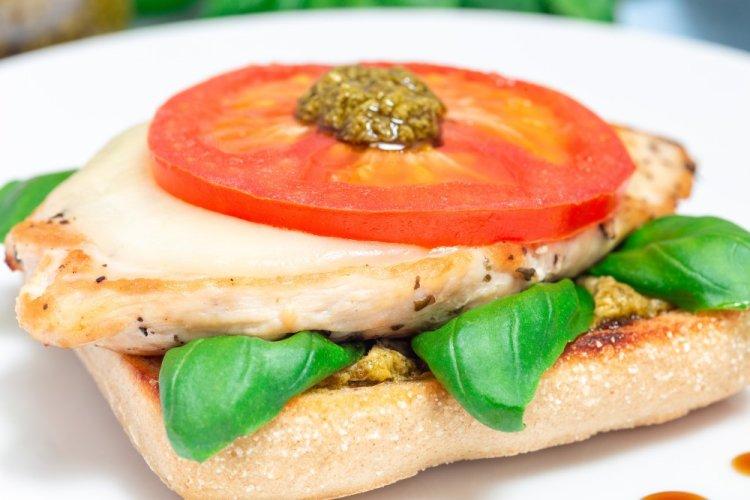 Bruschettas con pollo y salsa pesto