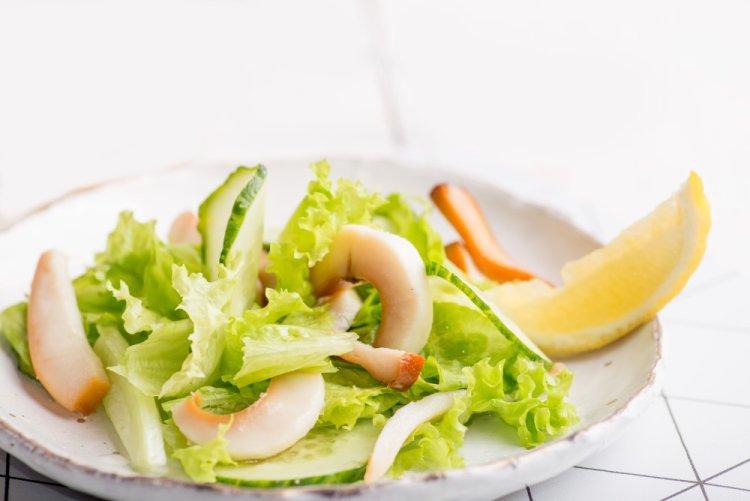 Ensalada de calamar y pepino para Cuaresma