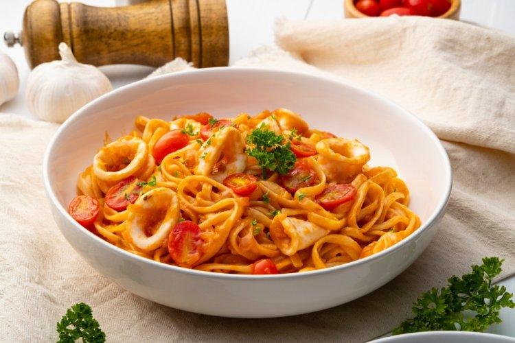 Pasta con calamares y tomates para Cuaresma