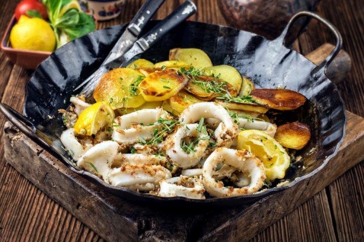 Calamares con patatas y verduras en sartén