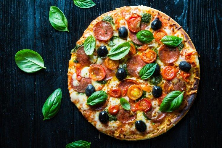 Pizza con salchicha y mozzarella en freidora de aire