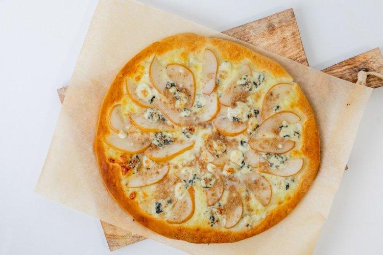Pizza con pera y queso en freidora de aire