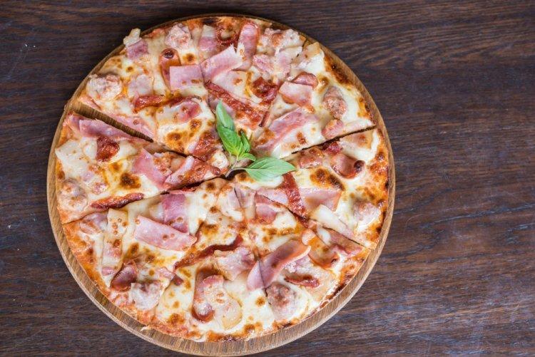 Pizza con jamón y queso en freidora de aire Pizza con jamón y queso en freidora de aire