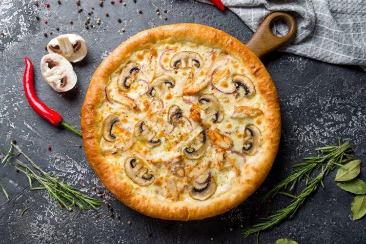 Pizza con pollo y champiñones en freidora de aire