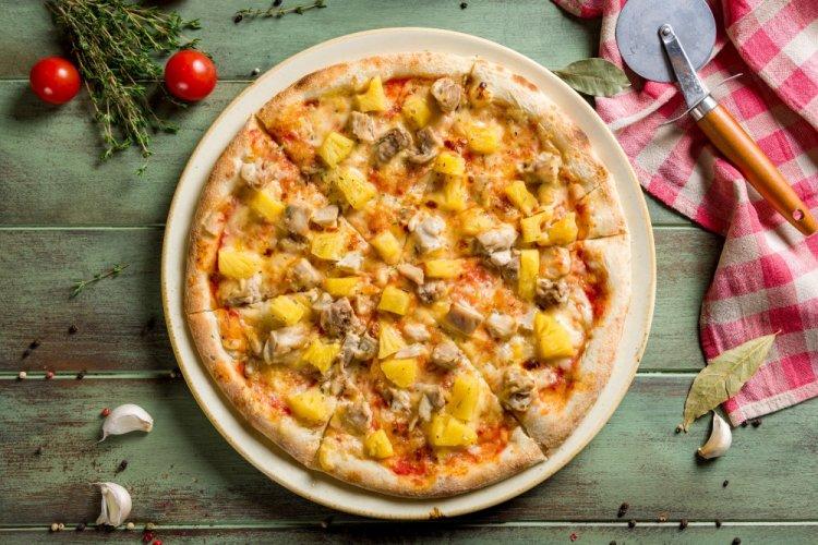 Pizza con pollo y piña en freidora de aire