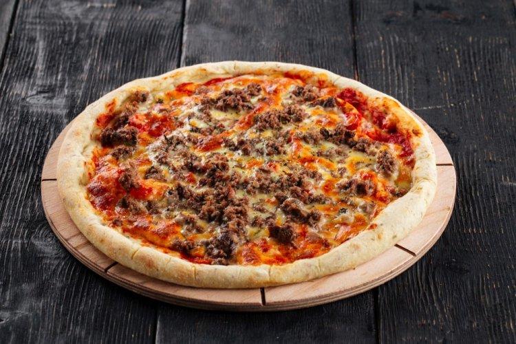 Pizza con carne picada y tomates en freidora de aire