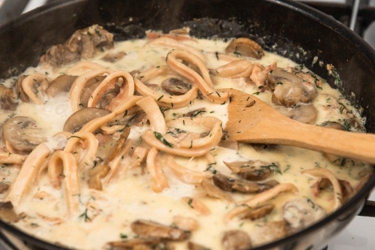 Squid with Mushrooms in Cream Sauce