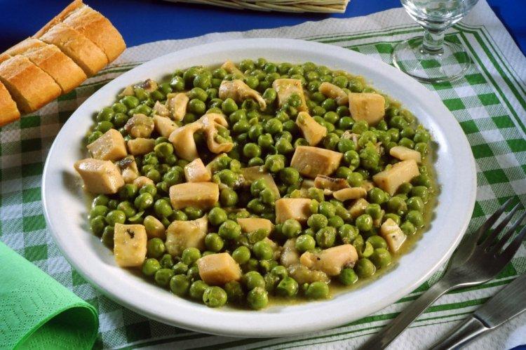 Squid with Green Peas in Cream Sauce