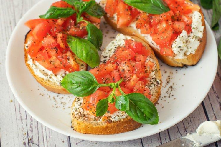 Bruschettas con queso crema y tomates
