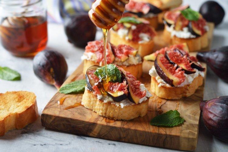 Bruschettas con queso crema e higos