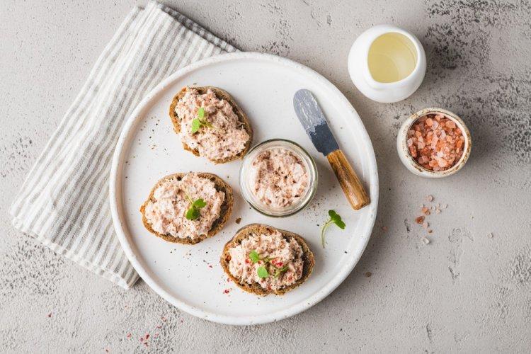Bruschettas con atún y queso crema