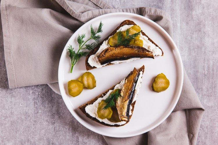 Bruschettas con queso crema, espadines y pepinillos encurtidos