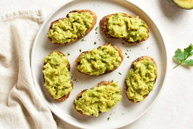 Bruschettas con aguacate y queso crema