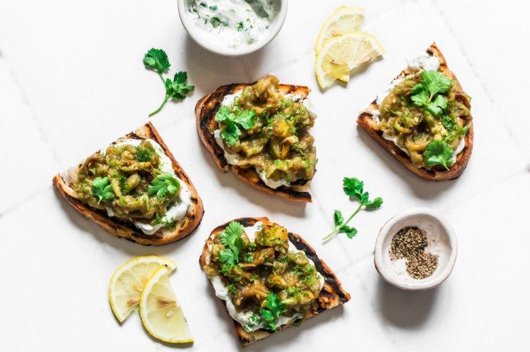 Bruschettas con queso crema y berenjena asada