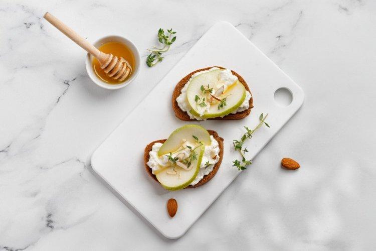 Bruschettas con pera y queso crema