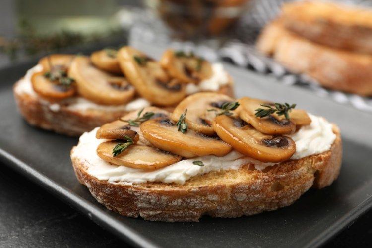 Bruschettas con champiñones salteados y queso crema