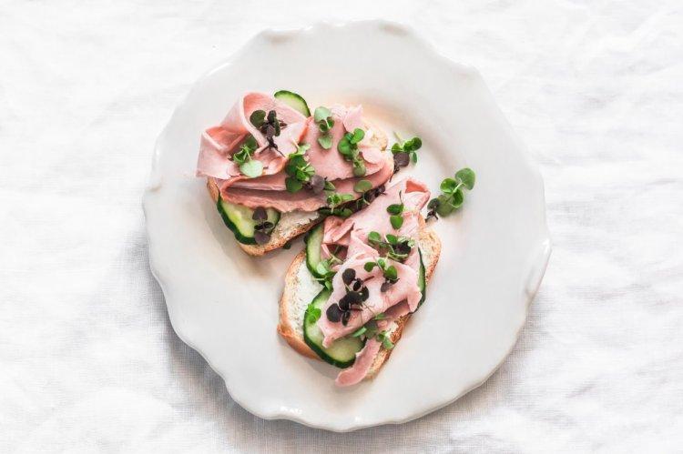 Bruschettas con queso crema y jamón