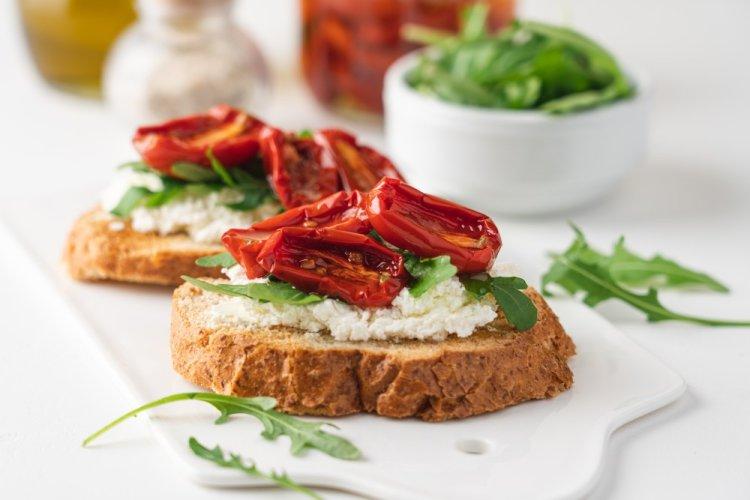 Bruschettas con queso crema y tomates secos