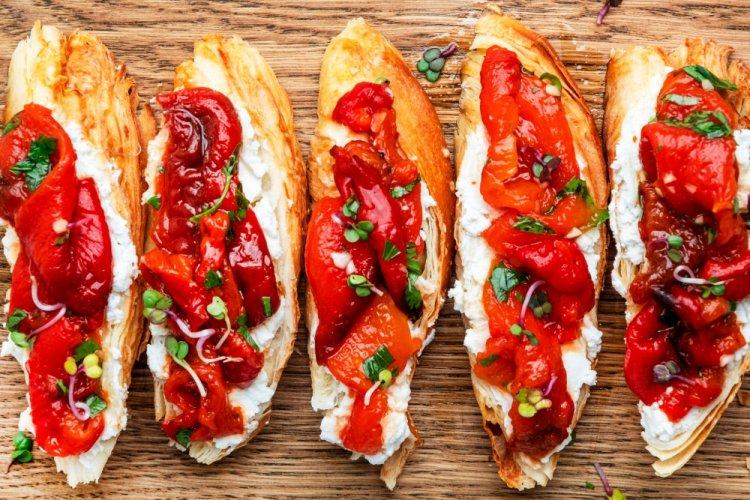 Bruschettas con pimiento asado y queso crema