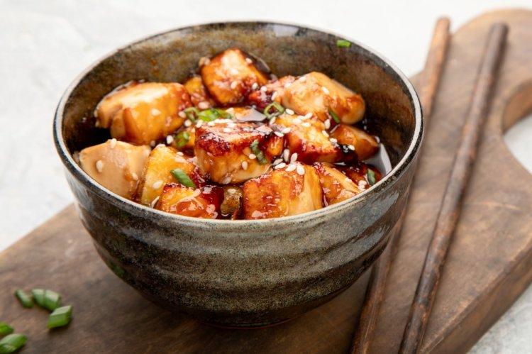 Tofu frito con salsa de soja y tomates cherry