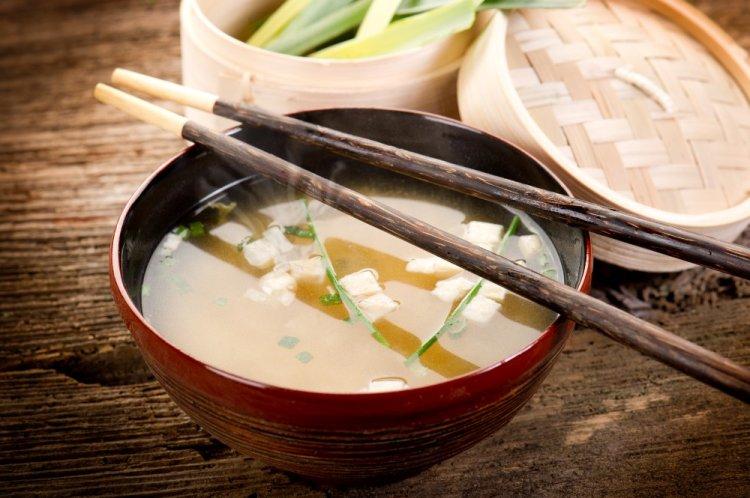 Sopa de verduras vegana con tofu