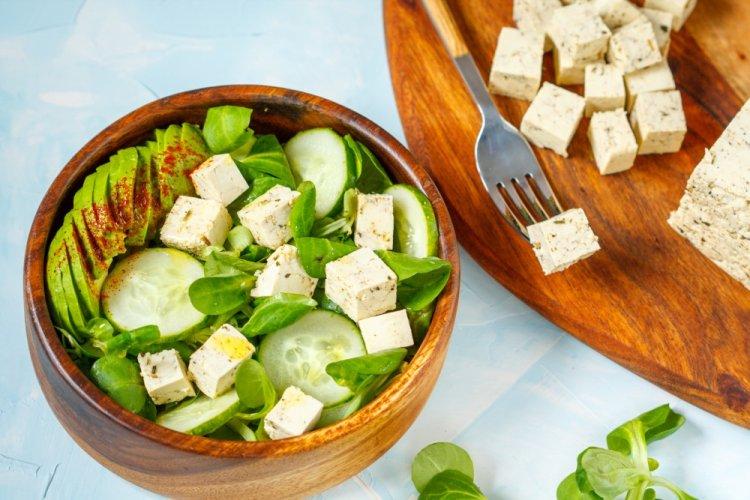 Ensalada de tofu, aguacate y pepino