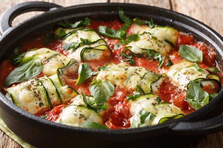 Calabacines con tofu en salsa de tomate