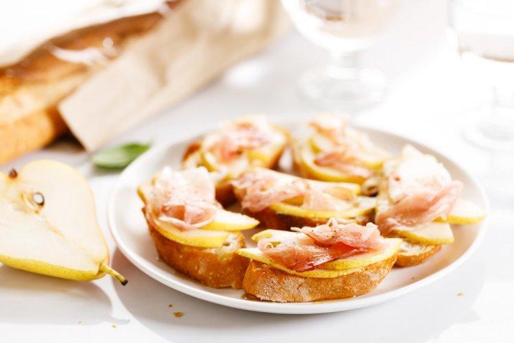 Jamón and Caramelized Pear Bruschetta
