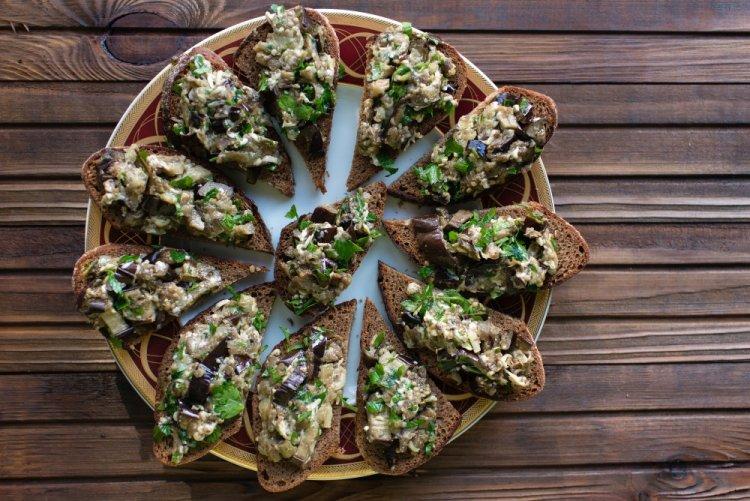 Bruschetta de berenjenas asadas y cilantro