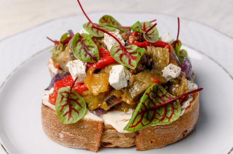 Bruschettas de berenjenas asadas y queso feta