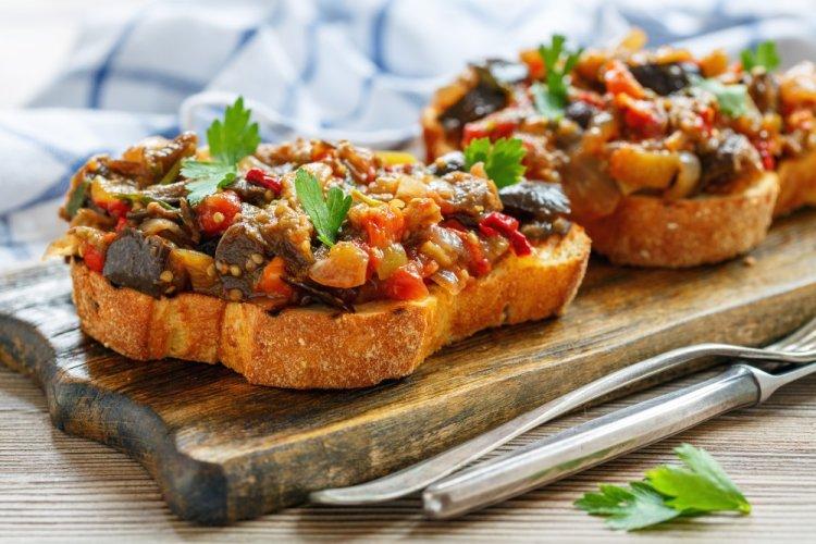 Bruschettas de berenjenas asadas y tomates