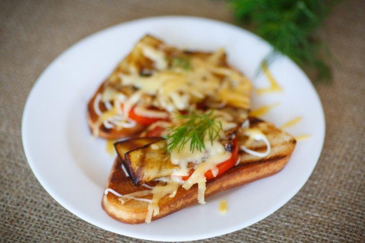 Bruschetta de berenjenas asadas y queso