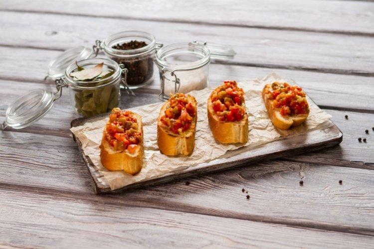 Bruschettas de berenjenas asadas y pimiento morrón