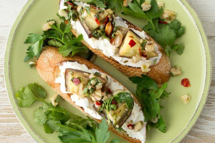 Bruschettas de berenjenas asadas y ricotta