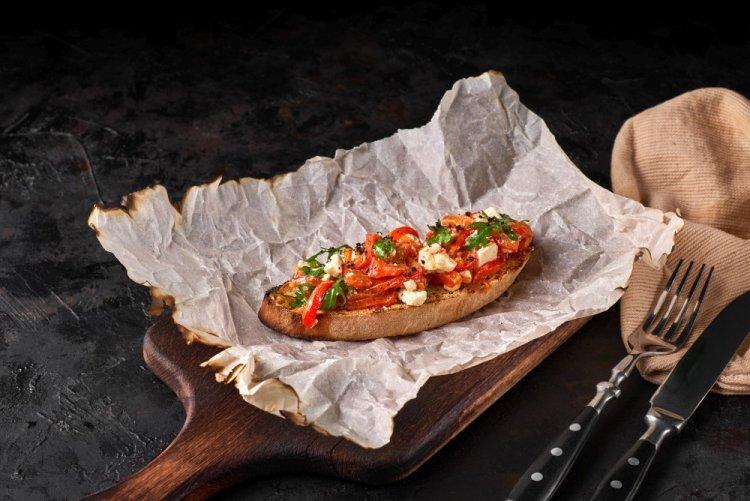 Bruschettas con queso feta y pimientos asados