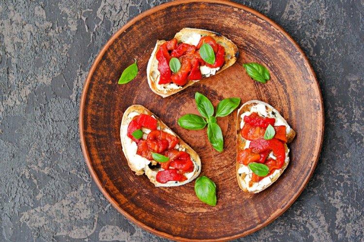 Bruschettas con pimientos asados, tomates y albahaca
