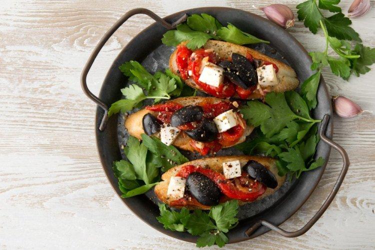 Bruschettas con pimientos asados y aceitunas