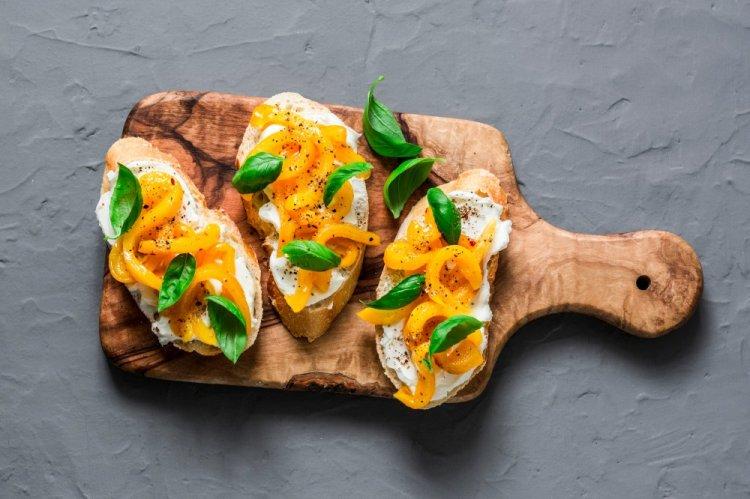 Bruschettas con queso de cabra y pimientos asados