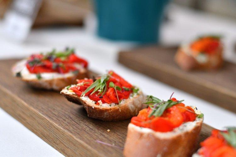Bruschettas con hummus y pimientos asados