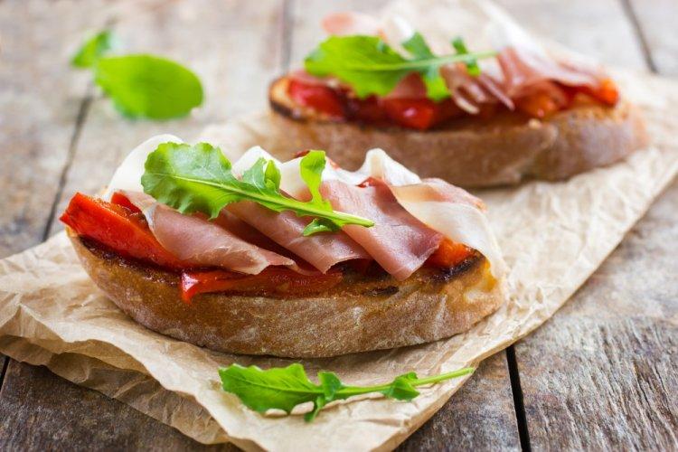 Bruschettas con jamón serrano, pimientos asados y parmesano