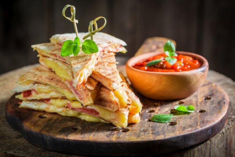 Tortilla con salchicha y queso en freidora de aire