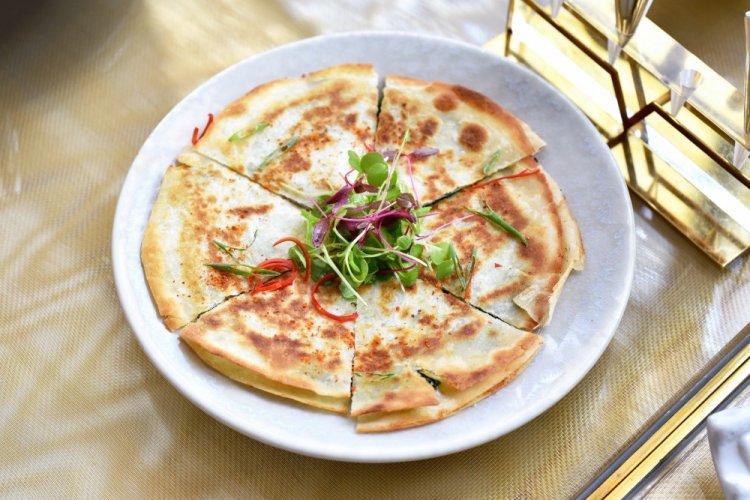 Tortilla con jamón y mozzarella en freidora de aire
