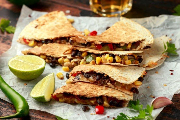 Tortilla con frijoles y maíz en freidora de aire
