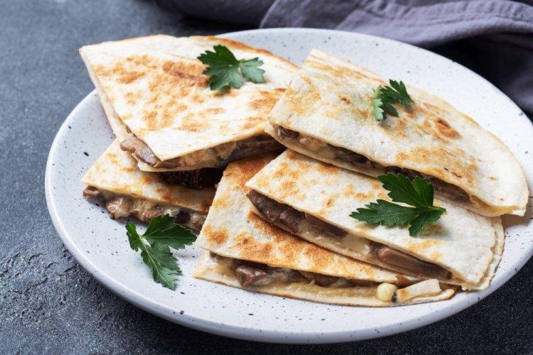 Tortilla con champiñones y queso en freidora de aire