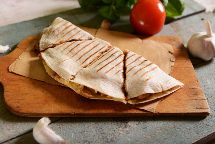 Tortilla con tomates y espinacas en freidora de aire