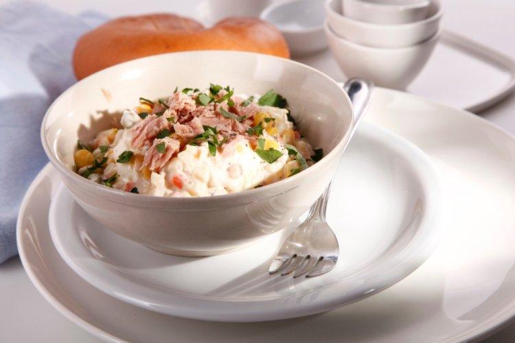 Ensalada de maíz y saira enlatada