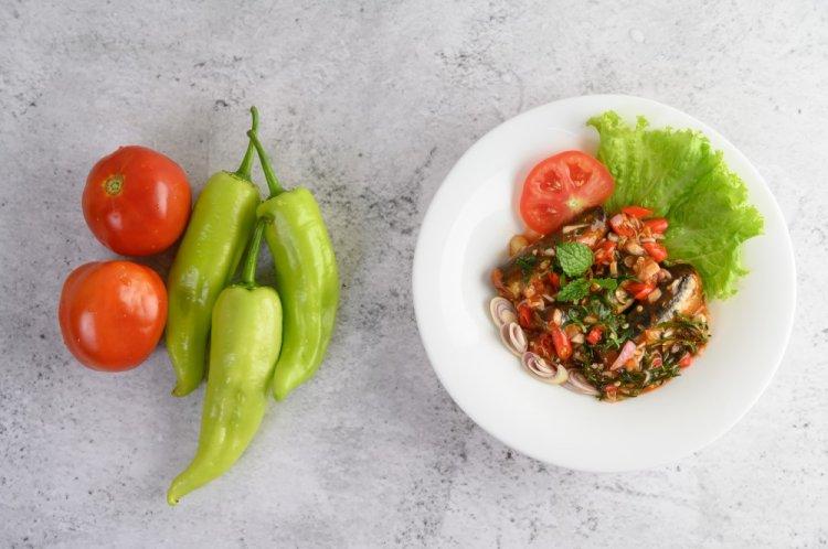Ensalada de saira enlatada y tomates