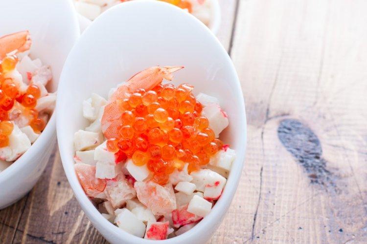 Ensalada de calamares, surimi y caviar rojo