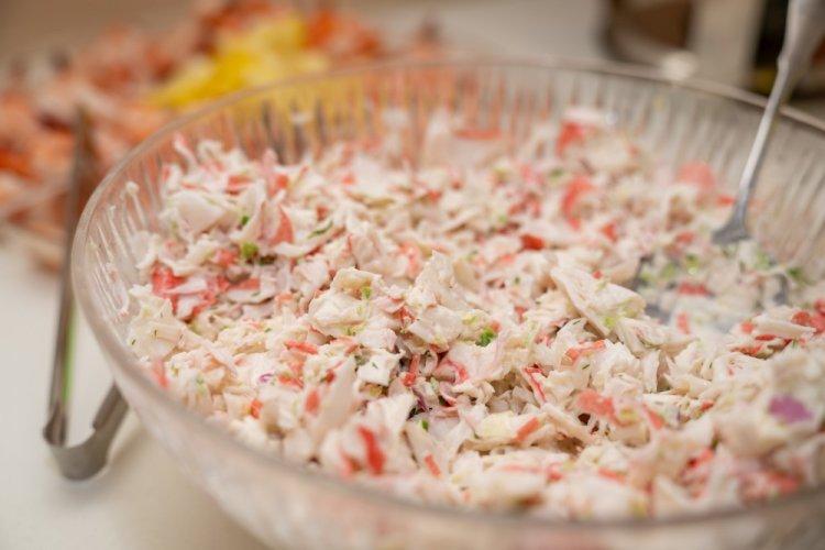 Ensalada de surimi, calamares y huevo