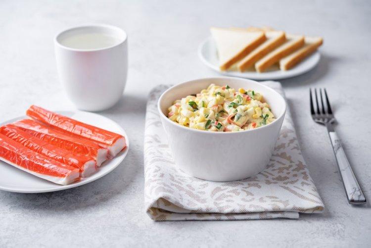 Ensalada de surimi, calamares e hígado de bacalao